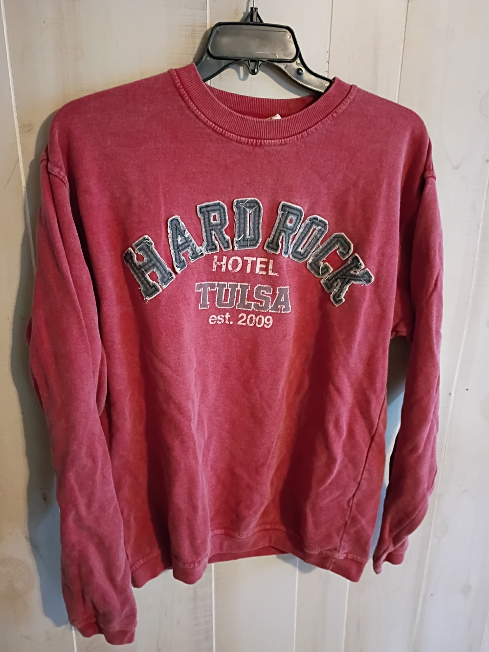 Hard Rock Hotel & Casino Tulsa Red Crewneck Sweatshirt, Size L